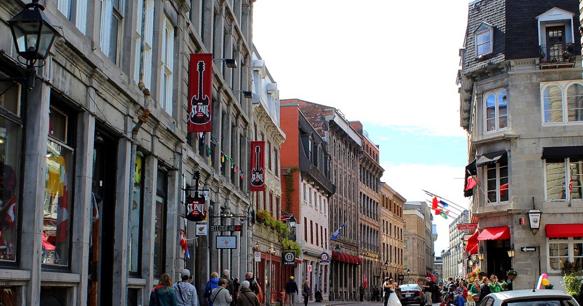 Old Montreal Tour in a Vintage Cadillac Convertible