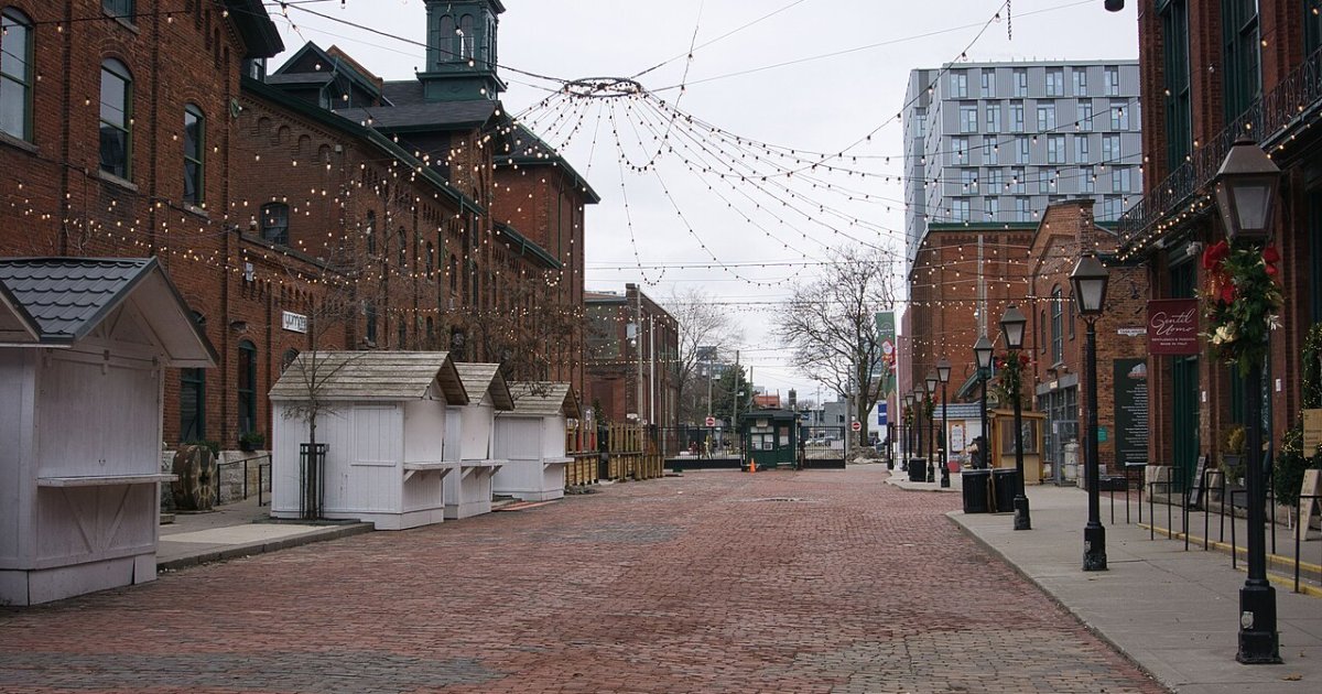 Guided Bicycle Tour: Toronto Waterfront, Islands & Distillery