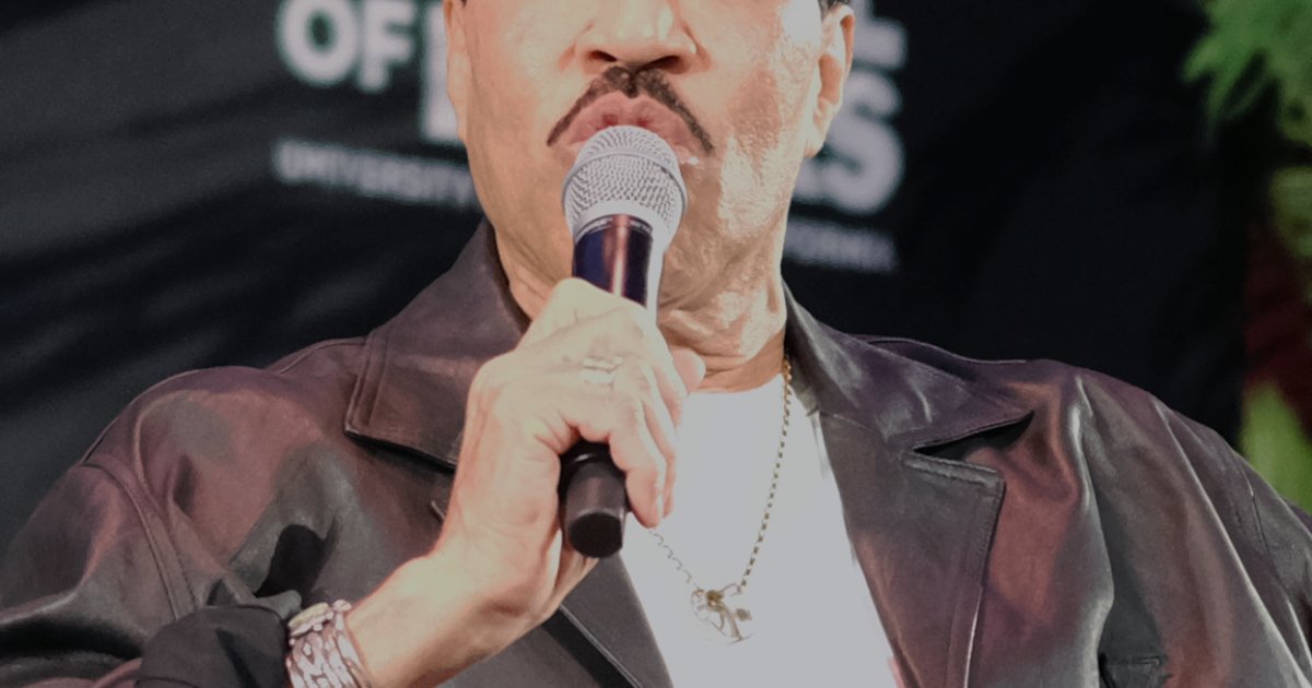 Lionel Richie & Earth, Wind & Fire — Sing a Song All Night Long