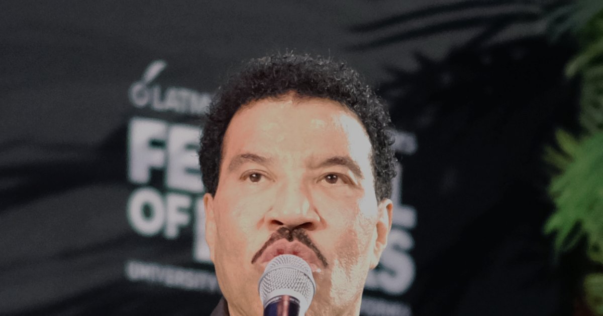 Lionel Richie & Earth, Wind & Fire — Sing a Song All Night Long