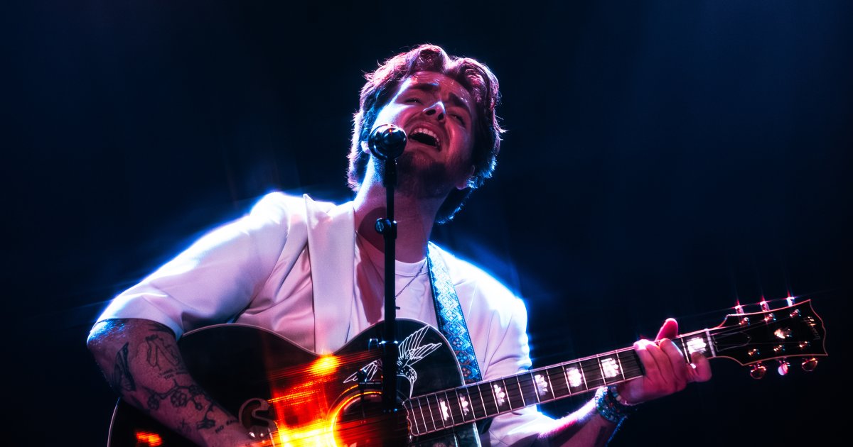 Alex Warren — Little Orphan Alex Live